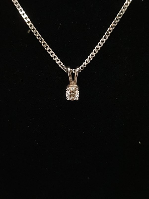 pendentif diamant et or blanc avec sa chaîne