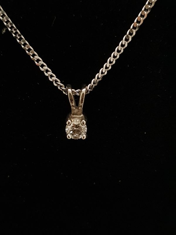 pendentif diamant et or blanc avec sa chaîne